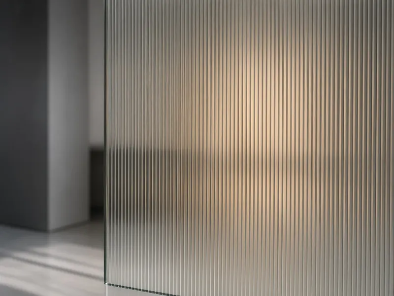 Fluted narrowreed glass with fine vertical ribs